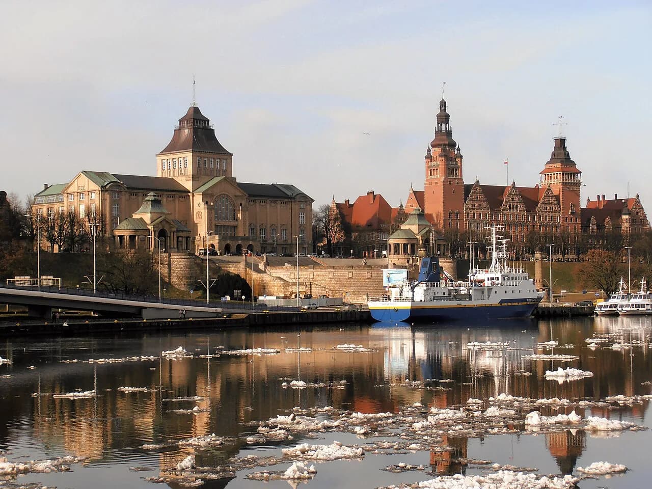 Szczecin sightseeing: start with the river terraces and work inland