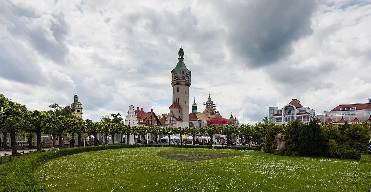 Sopot Lighthouse: Visiting the Latarnia Morska by the Pier