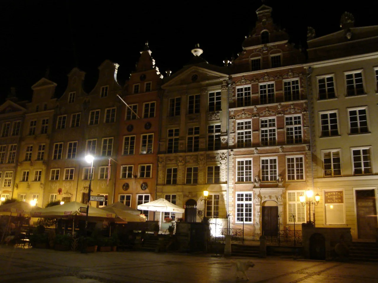 Townhouses on Long Market in Gdańsk at night.