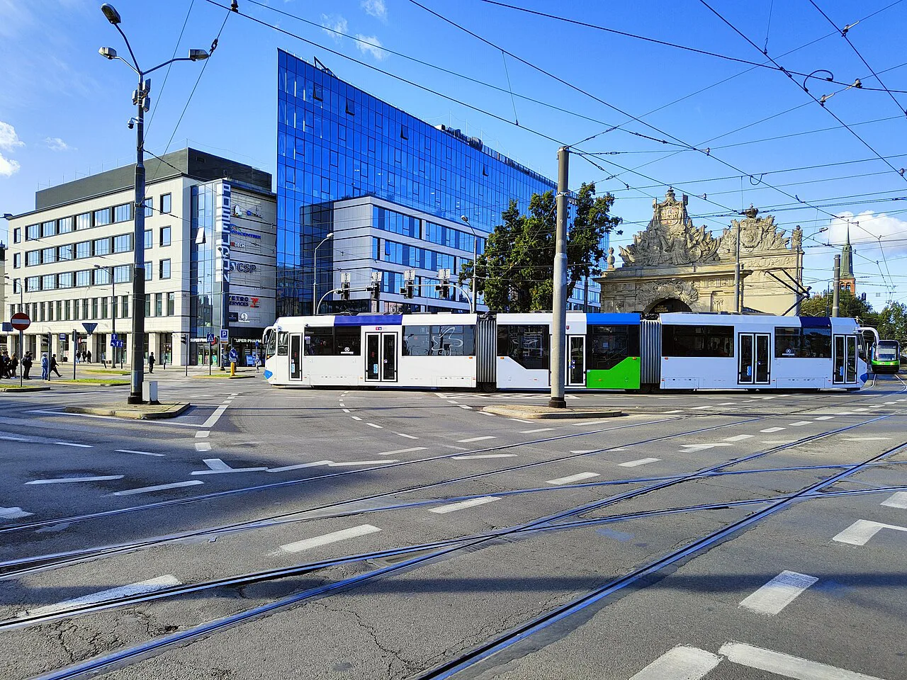 A tram crossing Brama Portowa Square in Szczecin, with the gate on the right.