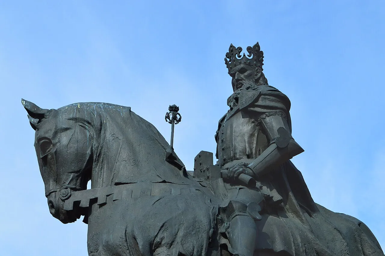 An equestrian statue of a crowned king in Bydgoszcz.