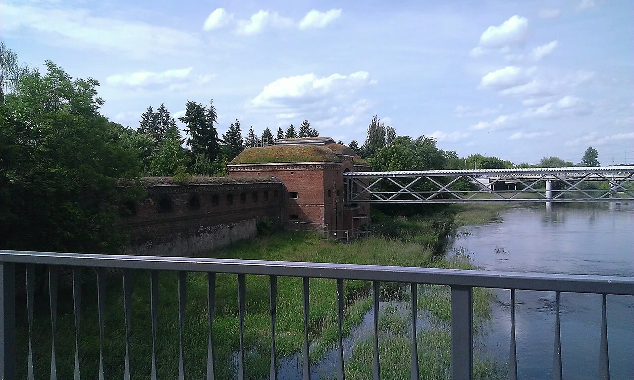 The river and footbridge by the Cathedral Island heritage centre in Poznań.