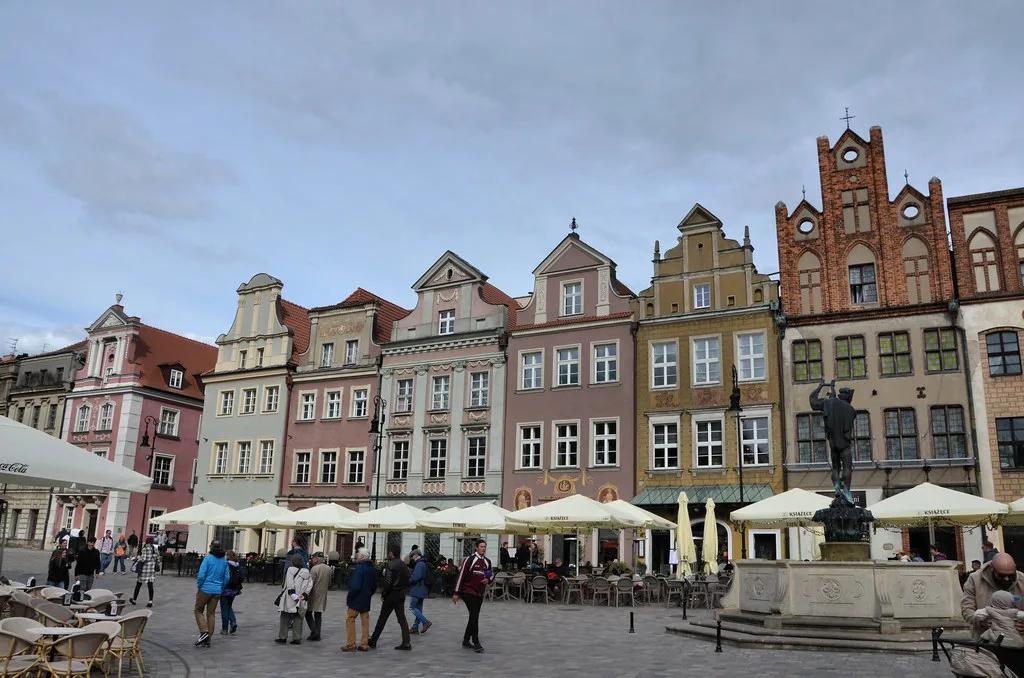 Burgher houses and café terraces on the Old Market Square in Poznań.