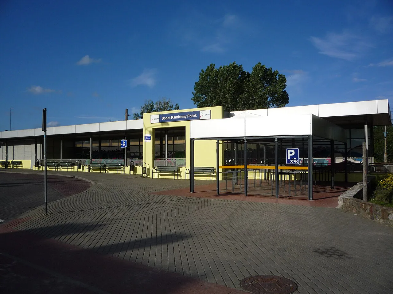 The entrance to Sopot Kamienny Potok SKM station.