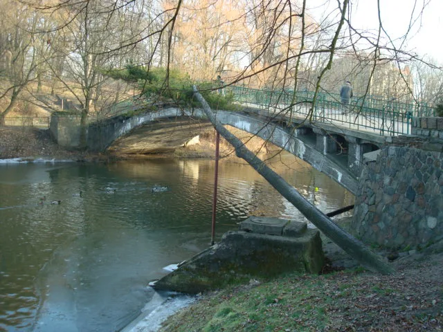 A footbridge over the Rusałka in Kasprowicz Park in Szczecin.