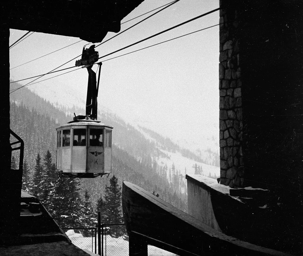 Historic photo of a cable car on the Kasprowy Wierch cableway, 1950–1951.
