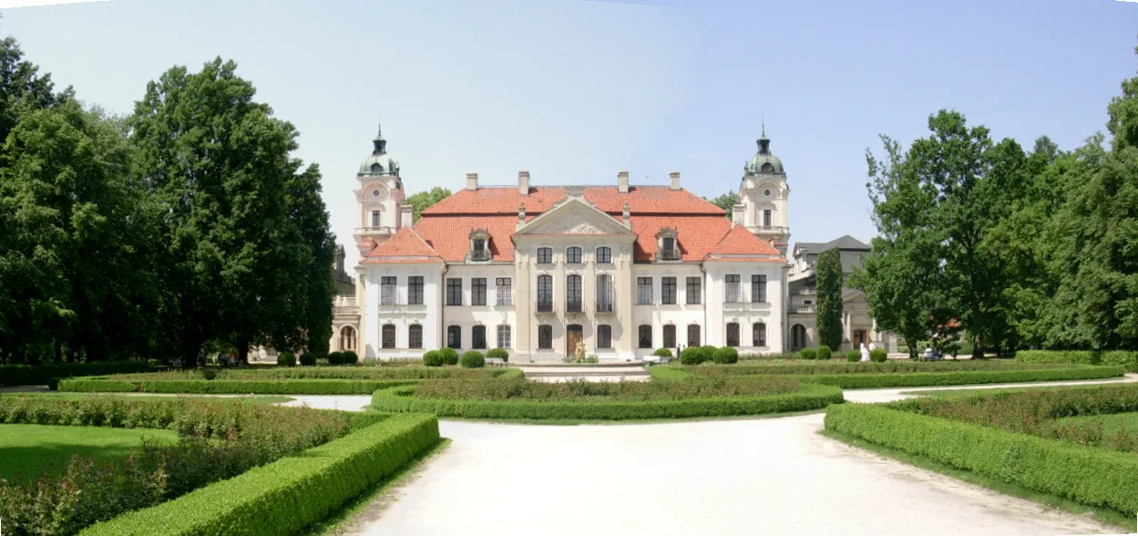The rear of Kozłówka Palace and its garden.