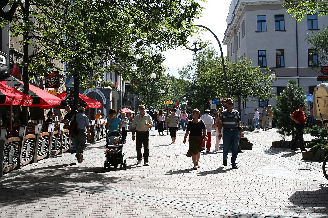 Strollers and café terraces on Krupówki in Zakopane.