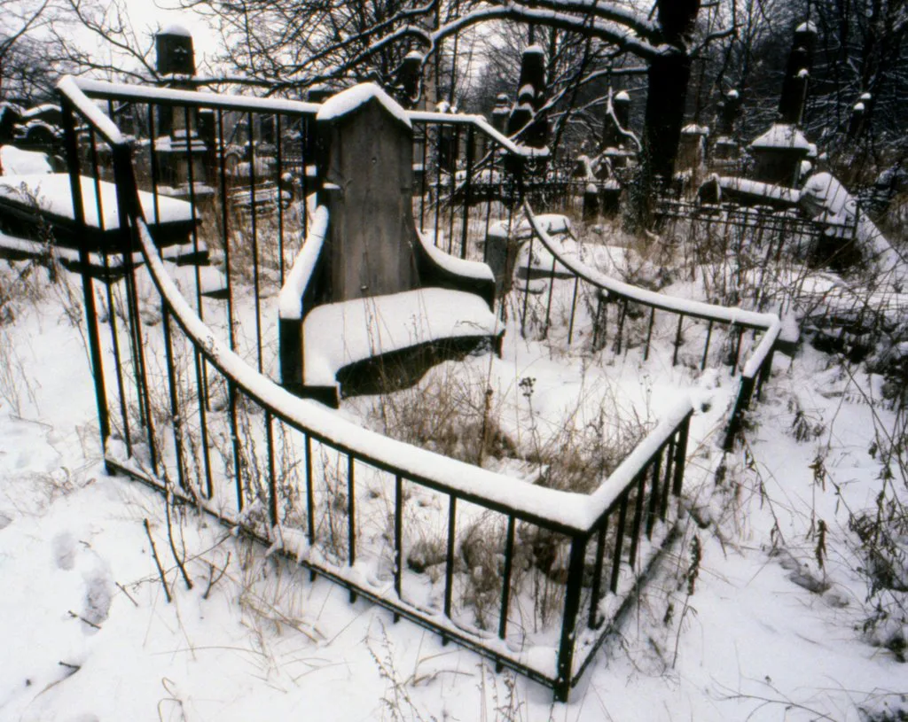 A railed grave in the snow at the Jewish Cemetery on Bracka Street in Łódź.