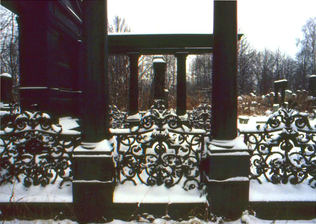 Snow-covered ironwork at the Jewish Cemetery on Bracka Street in Łódź.