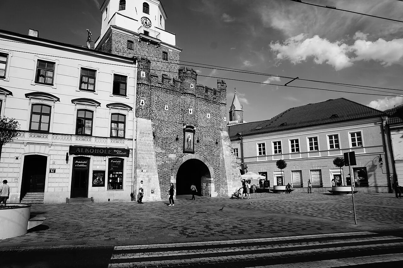 A black-and-white view of the Kraków Gate in Lublin.