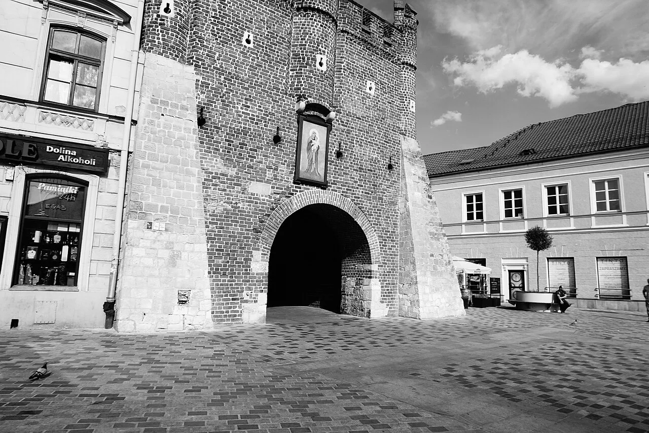 The arch of the Kraków Gate in Lublin, in black and white.