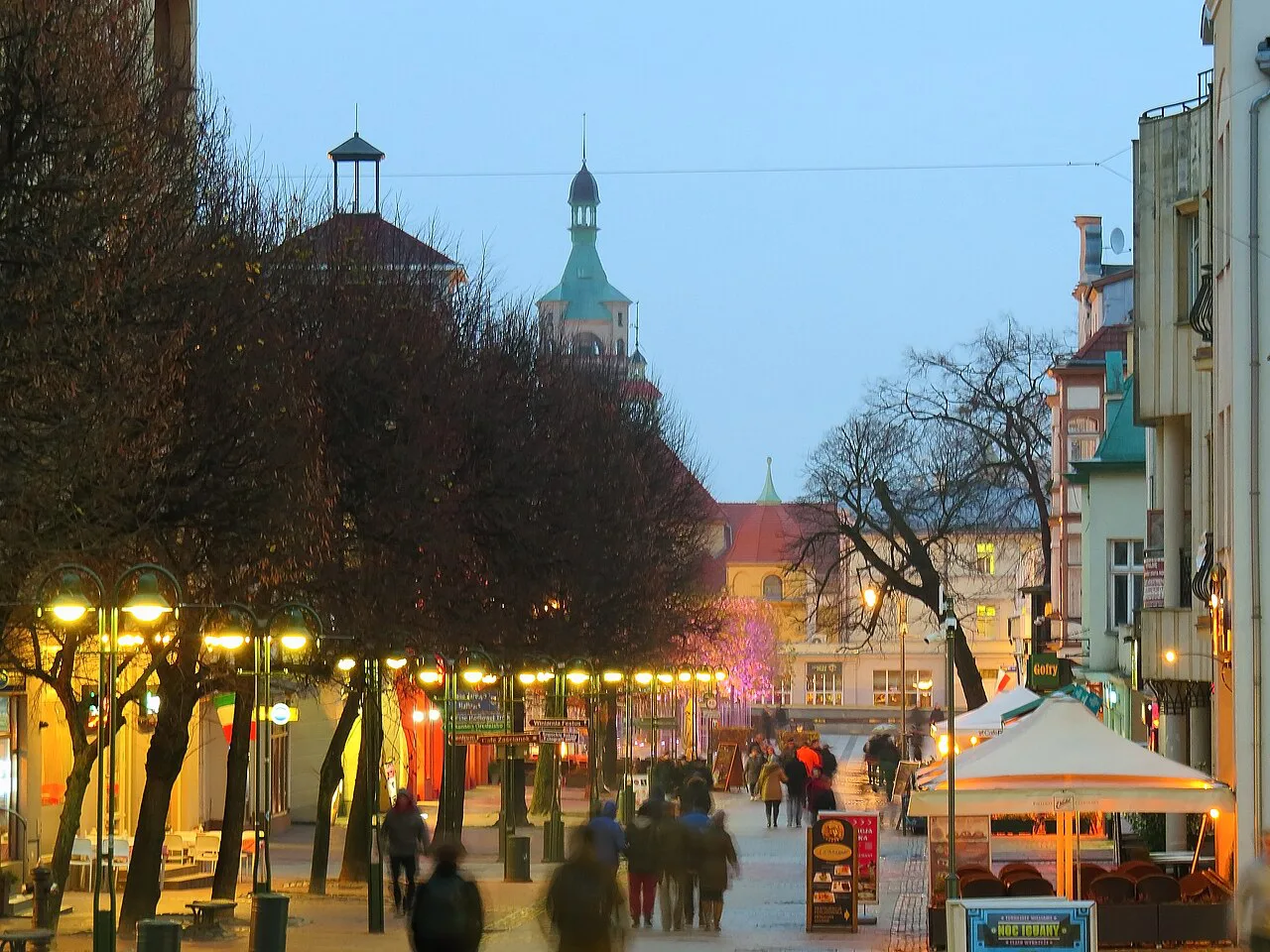 Evening strollers on Bohaterów Monte Cassino Street in Sopot.