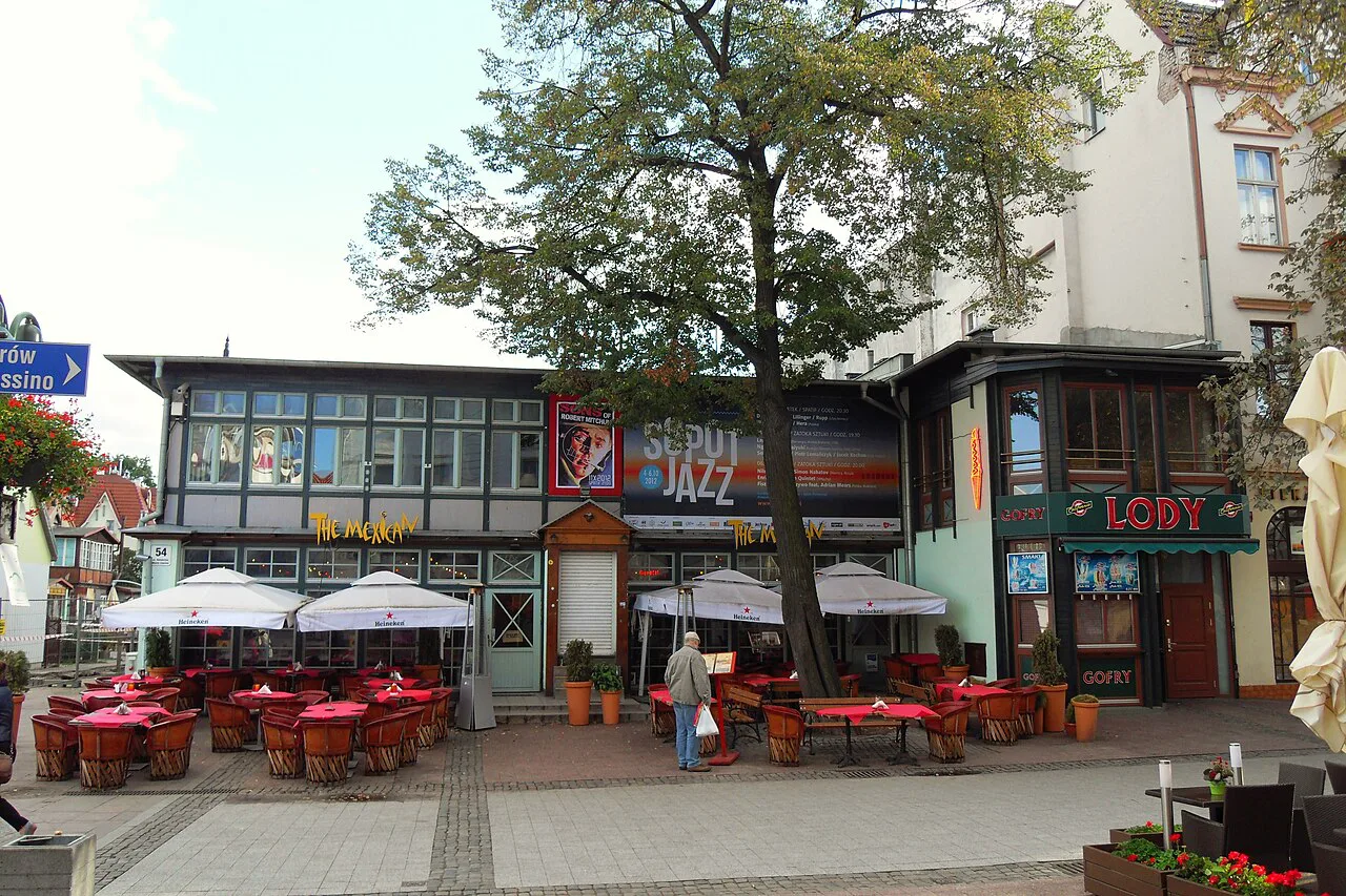 Café terrace at Bohaterów Monte Cassino 54 in Sopot.