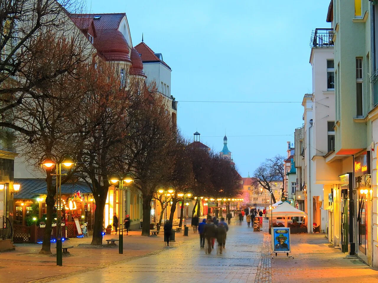 Bohaterów Monte Cassino Street in Sopot in the evening.