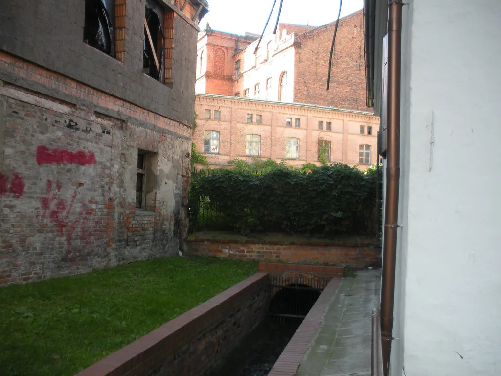 A quiet corner by the old walls in Toruń.