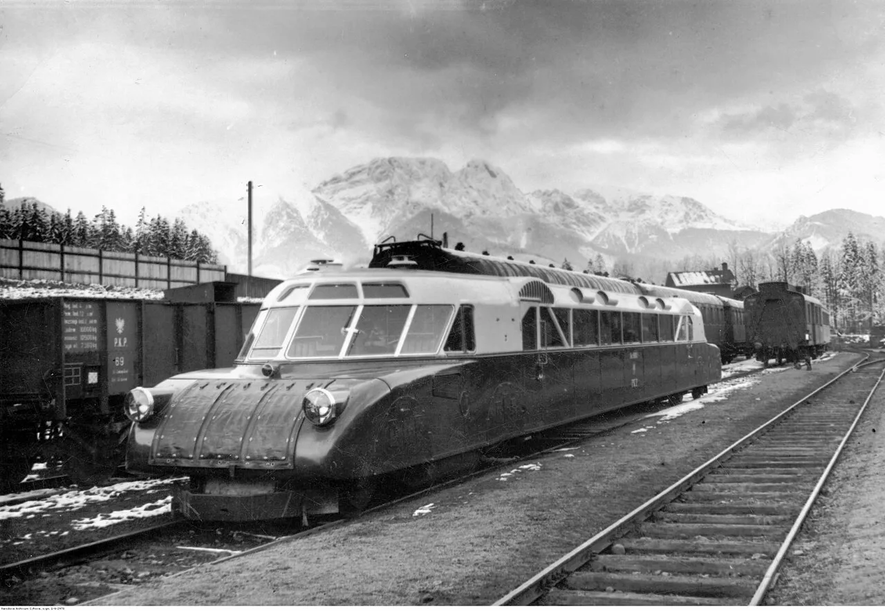 Historic photo of the Luxtorpeda railcar at Zakopane station in 1936.