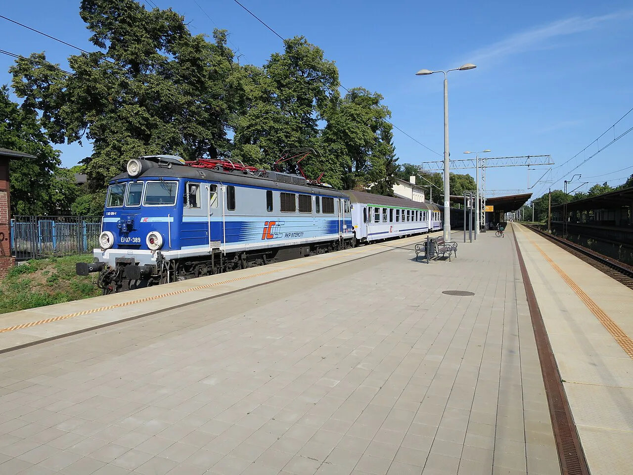 A train at Gdańsk Oliwa station.
