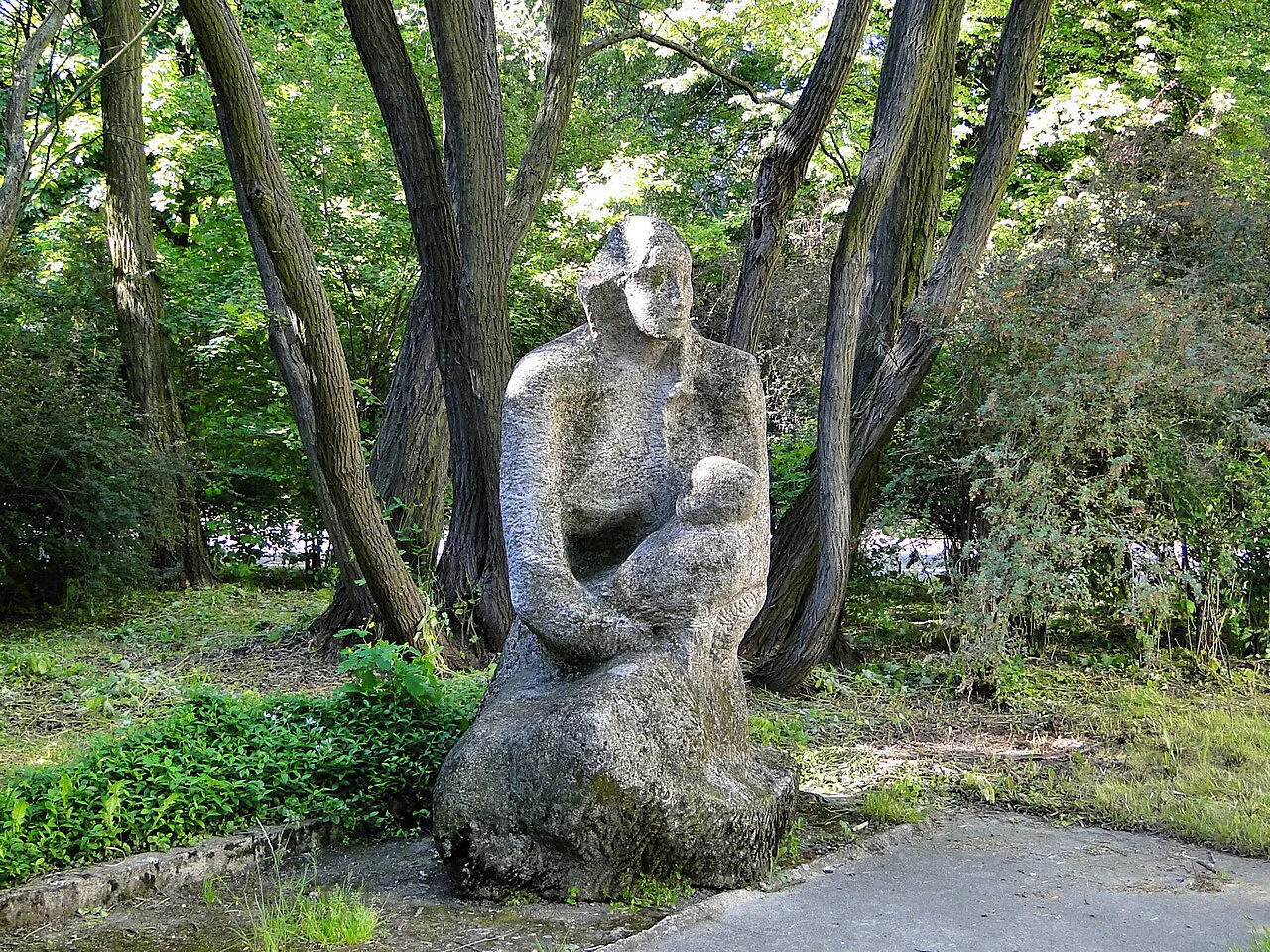 Mother-and-child sculpture in Żeromski Park, Szczecin.