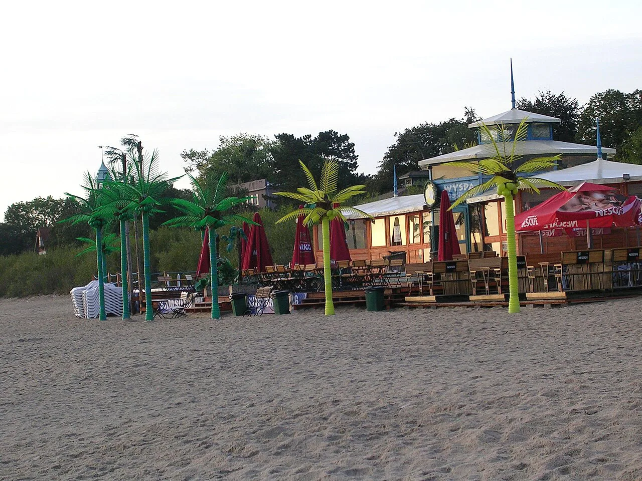 The Tropikalna Wyspa beach club on the sand in Sopot.