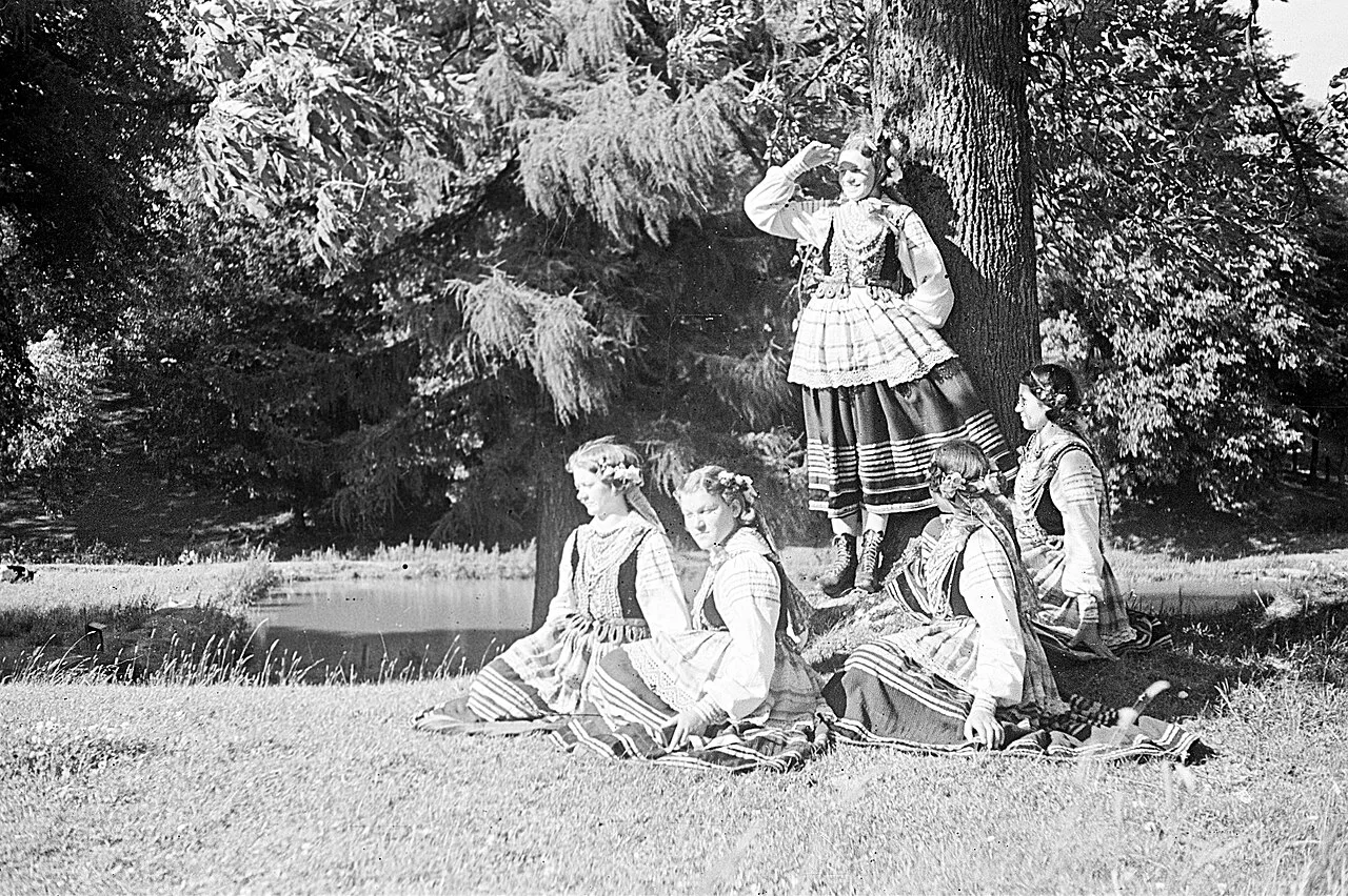 Historic photo of girls in traditional Krzczonów folk costumes, 1938.