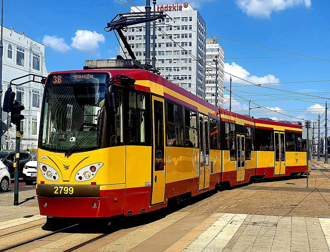 A Düwag M8CN tram in Łódź.