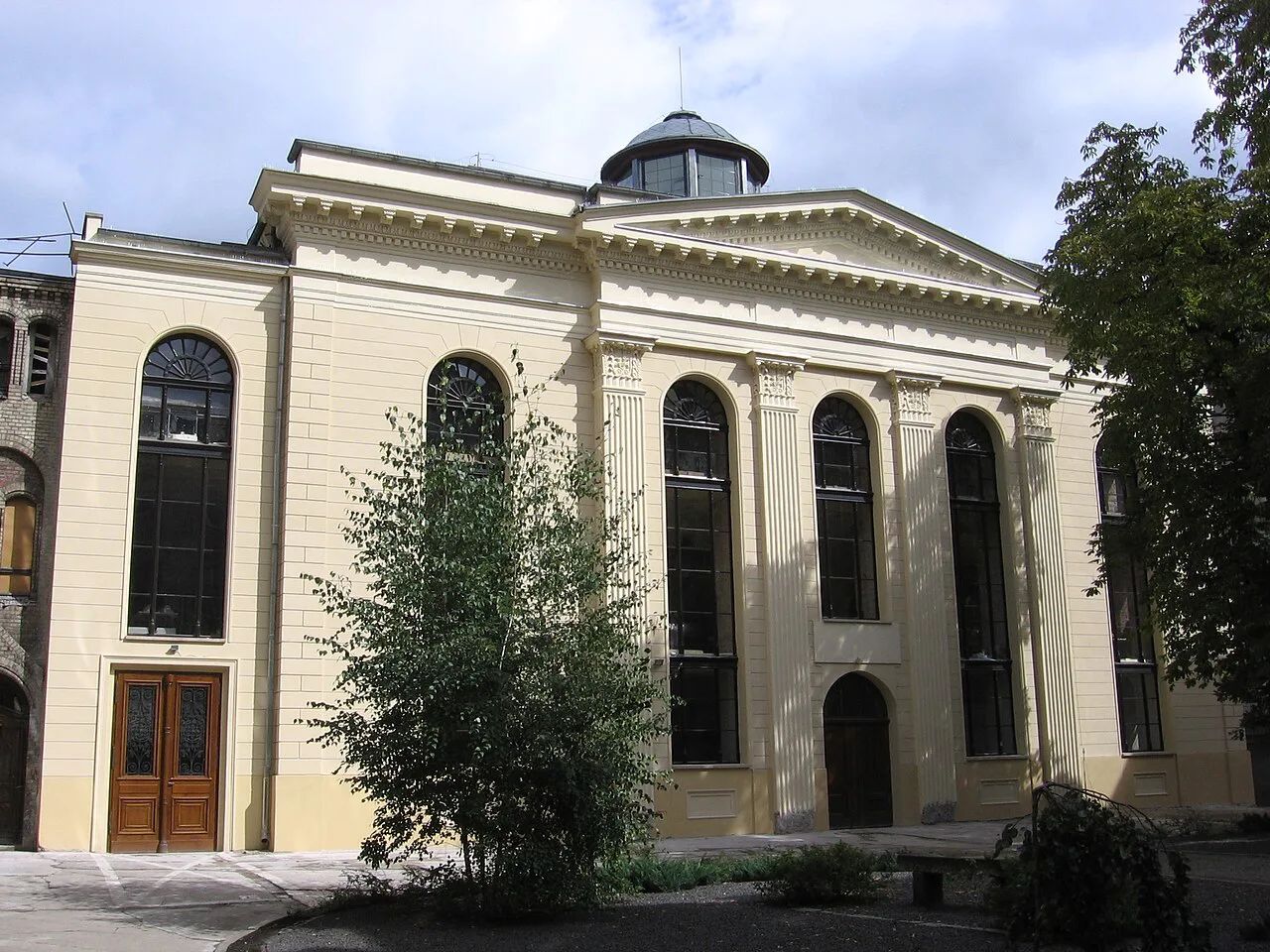 Facade of the White Stork Synagogue in Wrocław.