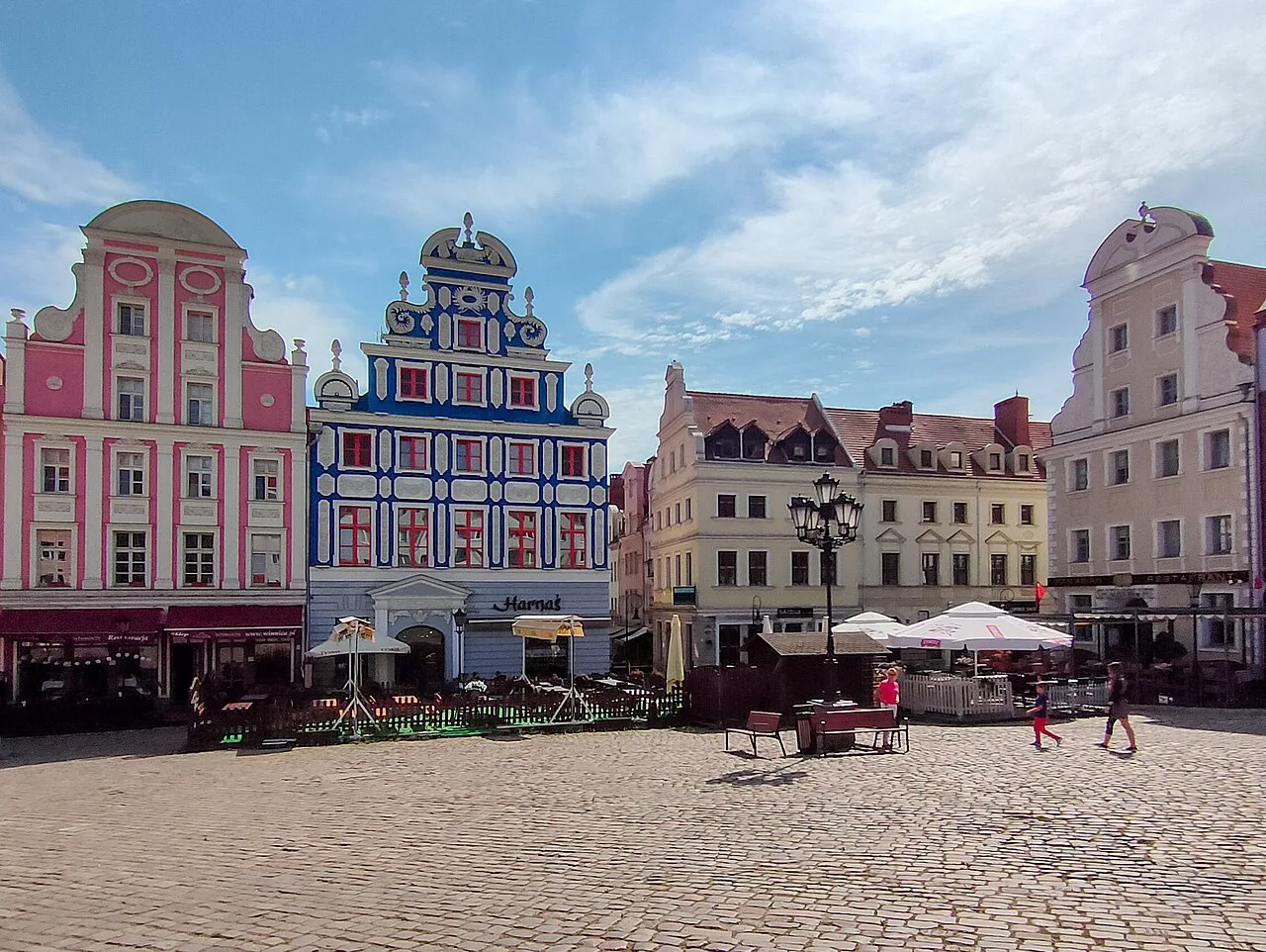 Sienny Market square in Szczecin's Old Town, with café tables outside the townhouses