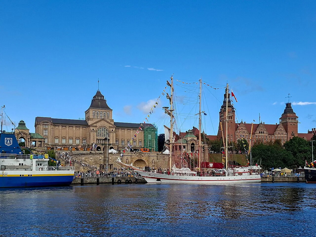 Tall ships on the Oder below Wały Chrobrego, home of the National Museum, during Żagle 2026 in Szczecin.