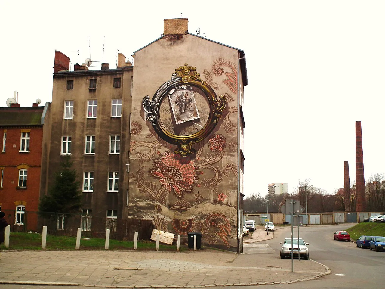 A large mural on a tenement house at Plac Zawiszy in Szczecin.