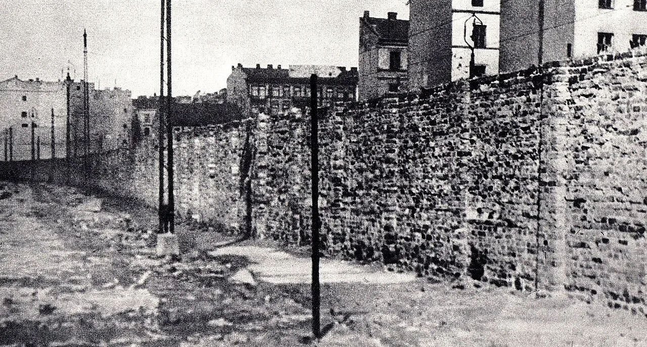 Historic photo of the Warsaw Ghetto wall.