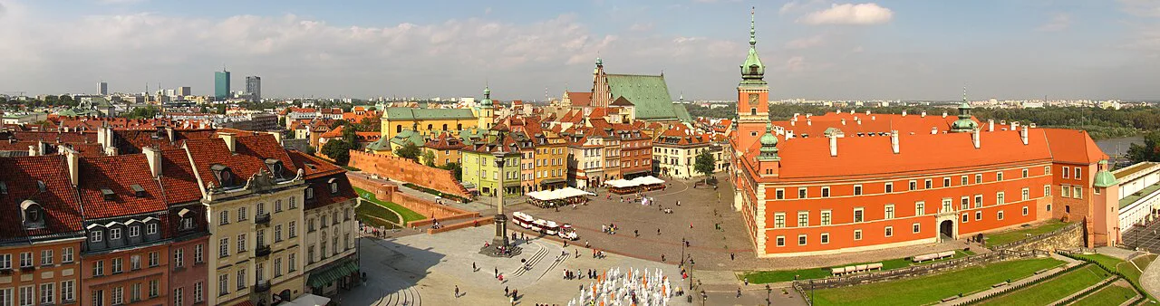 Panorama of Castle Square in Warsaw.