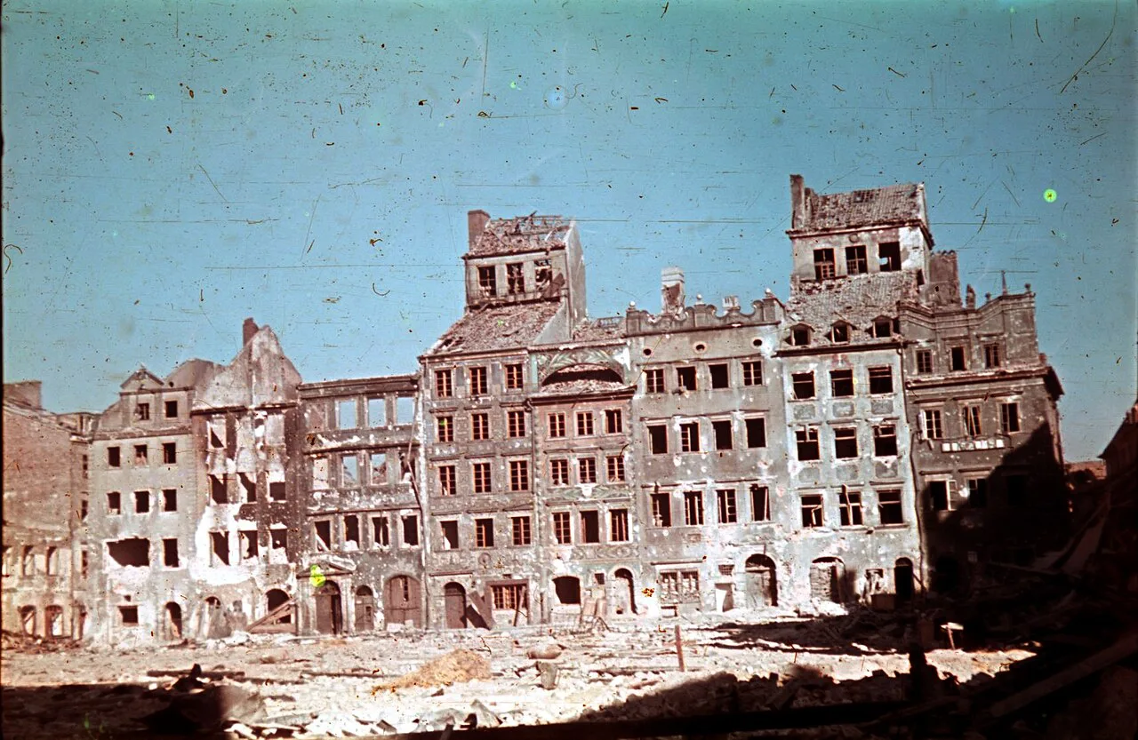 Historic colour photo of Warsaw's Old Town Market Place during the Warsaw Uprising, August 1944.