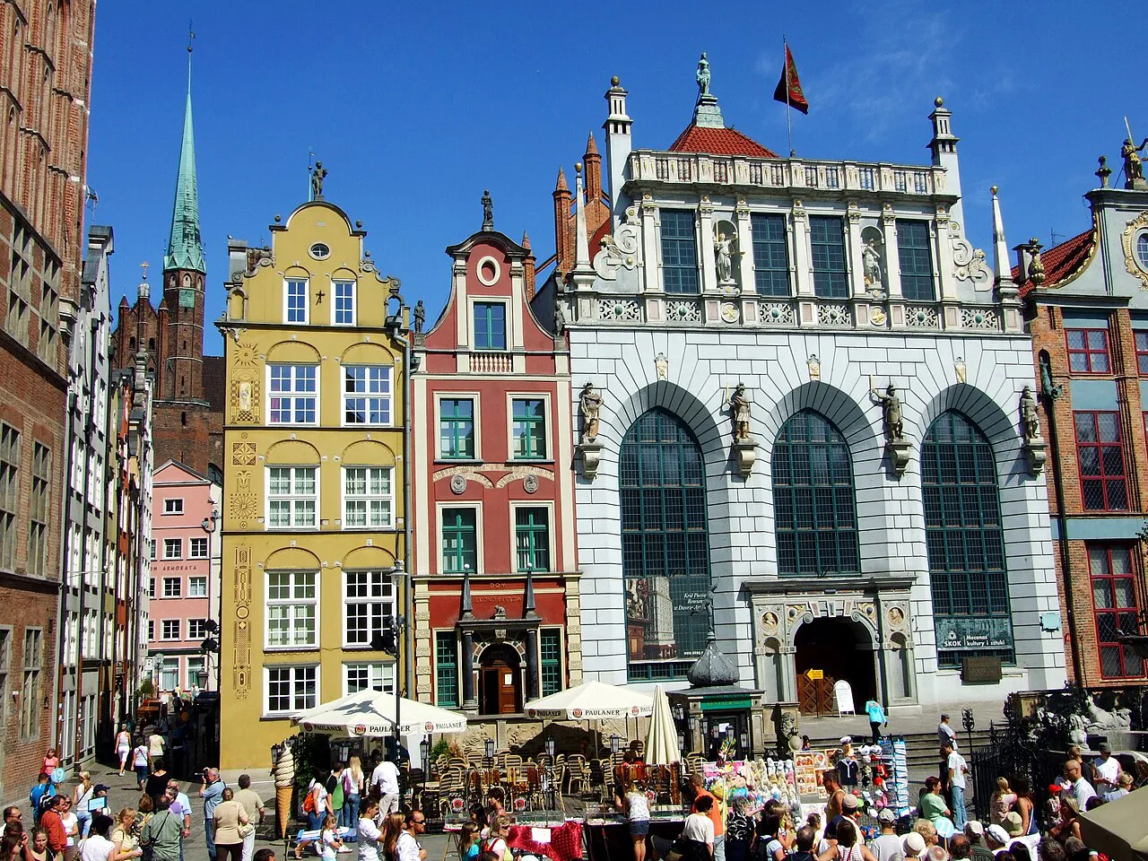 Long Market in Gdańsk, with Artus Court.
