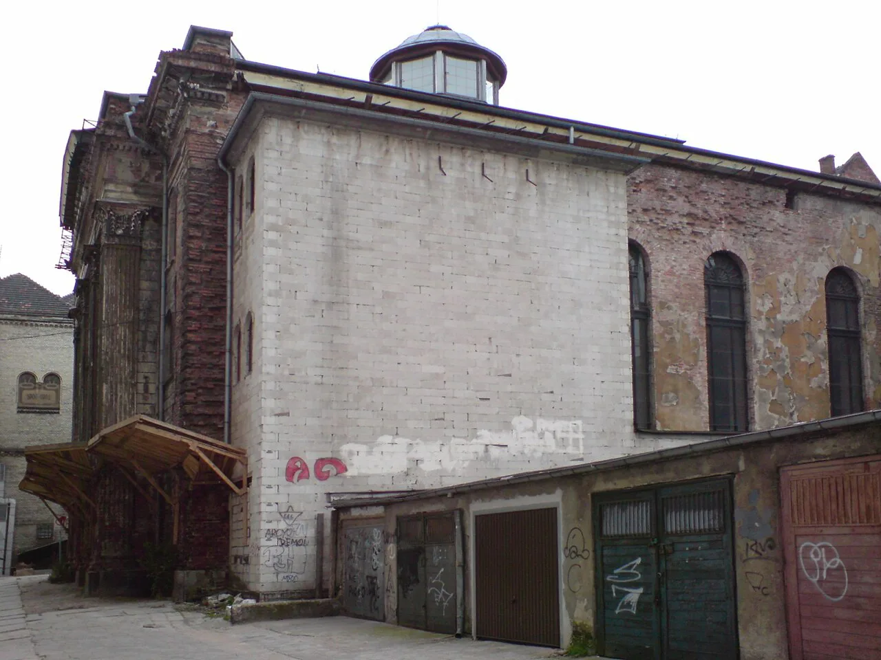 The rear of the White Stork Synagogue in Wrocław, seen from Antoniego Street in 2007.