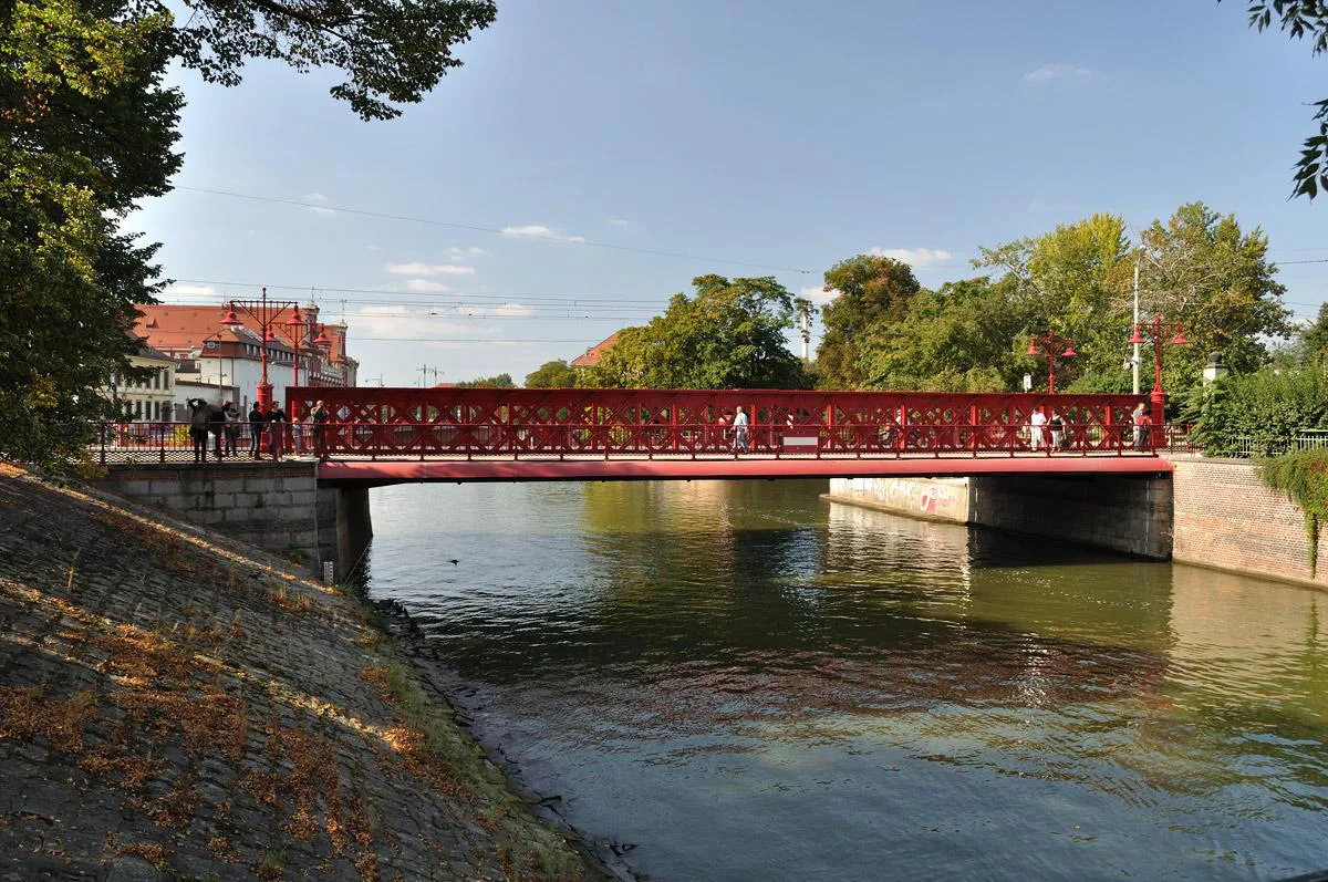 The red Piaskowy Bridge over the river in Wrocław.