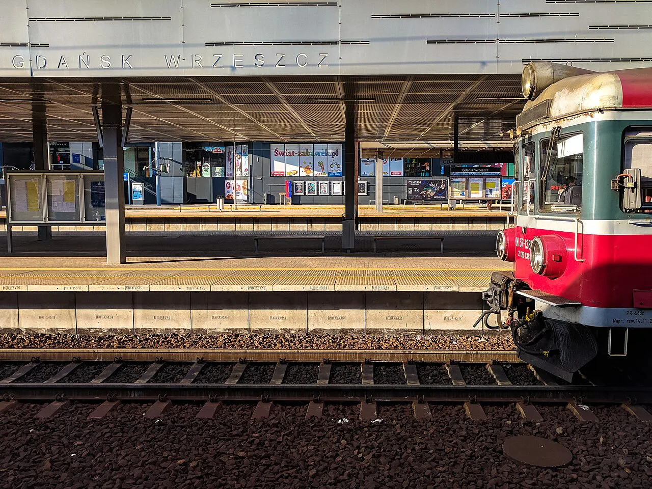 A train stopping at Gdańsk Wrzeszcz station.