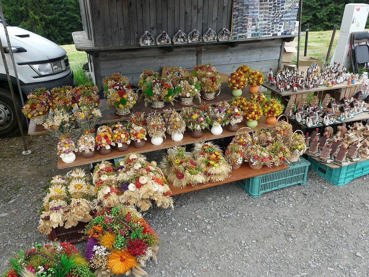 Dried flower bouquets and souvenirs on sale at a stall on Gubałówka.