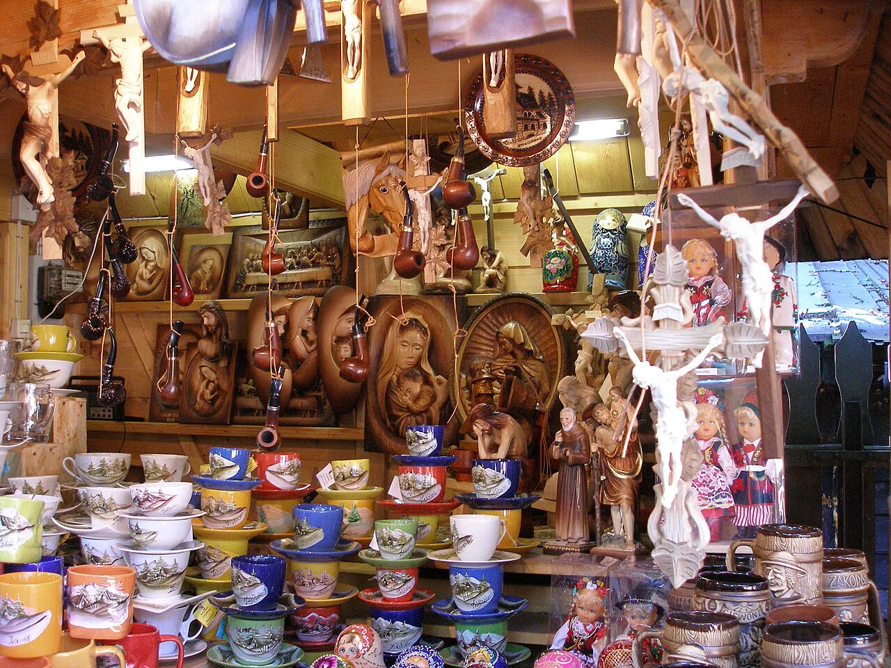 A souvenir stall with wooden carvings and crockery on Krupówki in Zakopane.