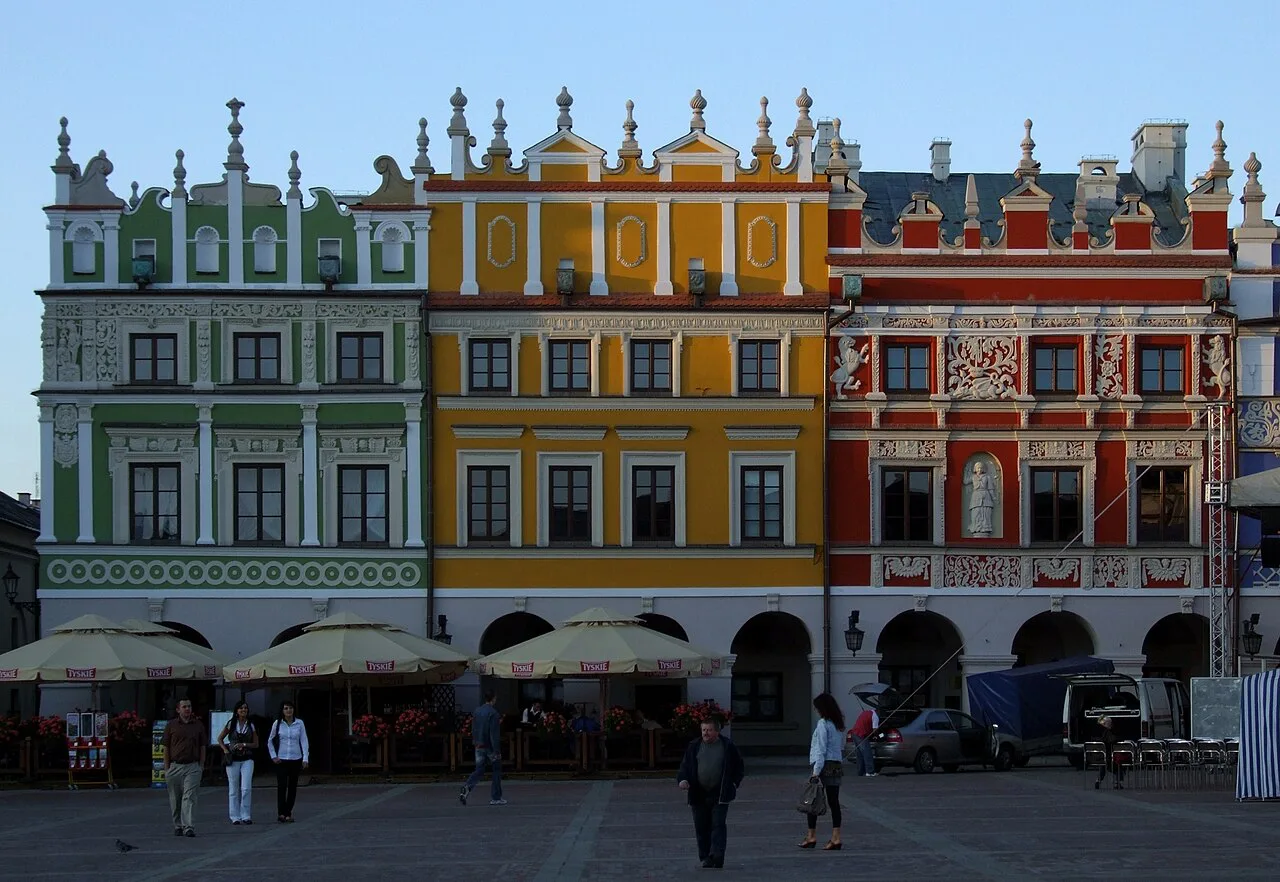 Arcaded houses on the market square in Zamość in the evening.