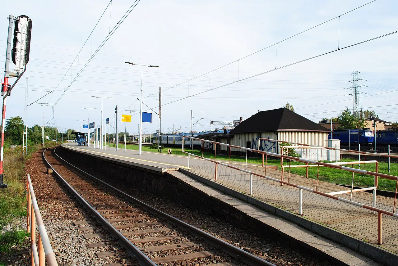 Tracks and platforms at Katowice Zawodzie station.